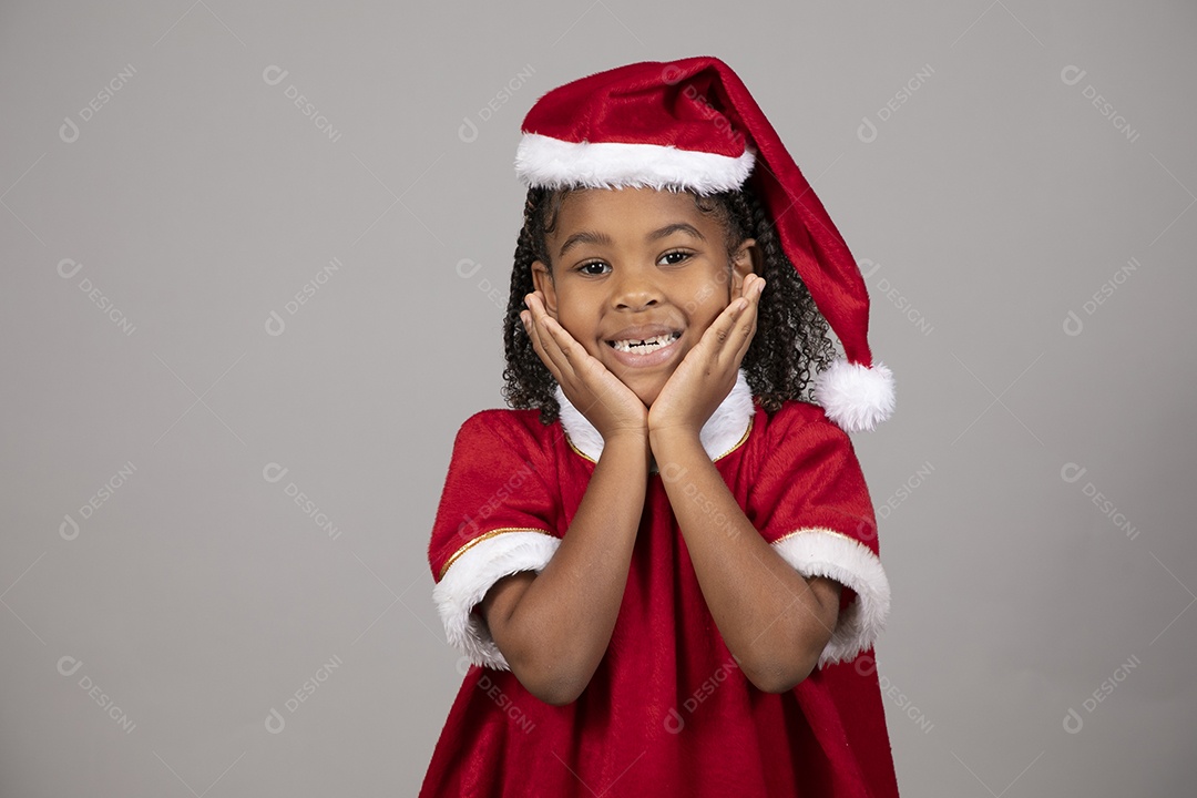 Linda garotinha sorridente usando roupa do papai Noel celebrando natal