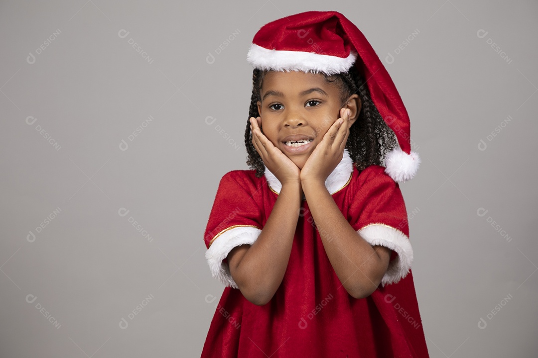Linda garotinha sorridente usando roupa do papai Noel celebrando natal
