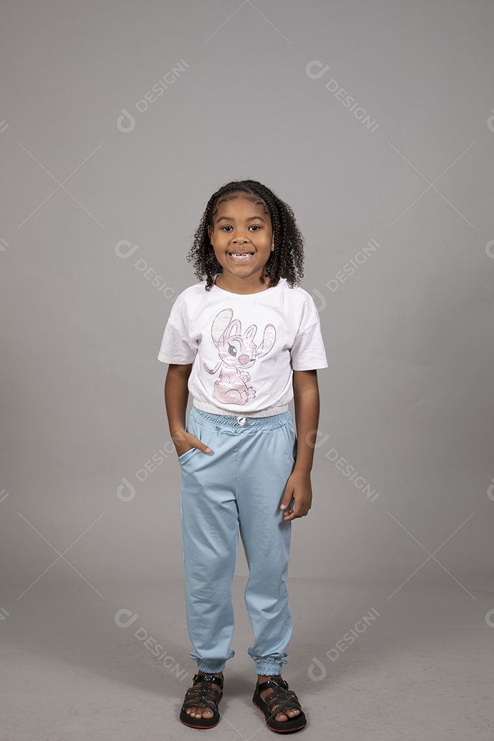 Linda garotinha sorridente sobre fundo isolado branco