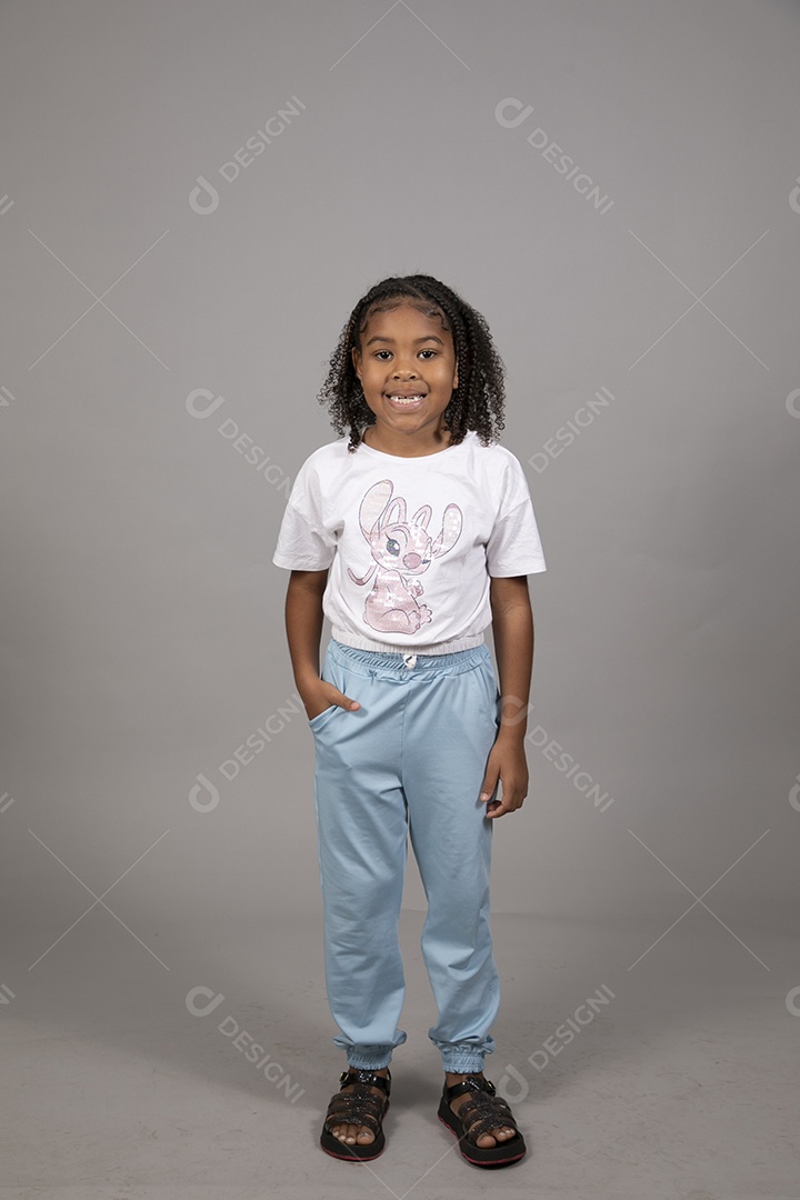 Linda garotinha sorridente sobre fundo isolado branco
