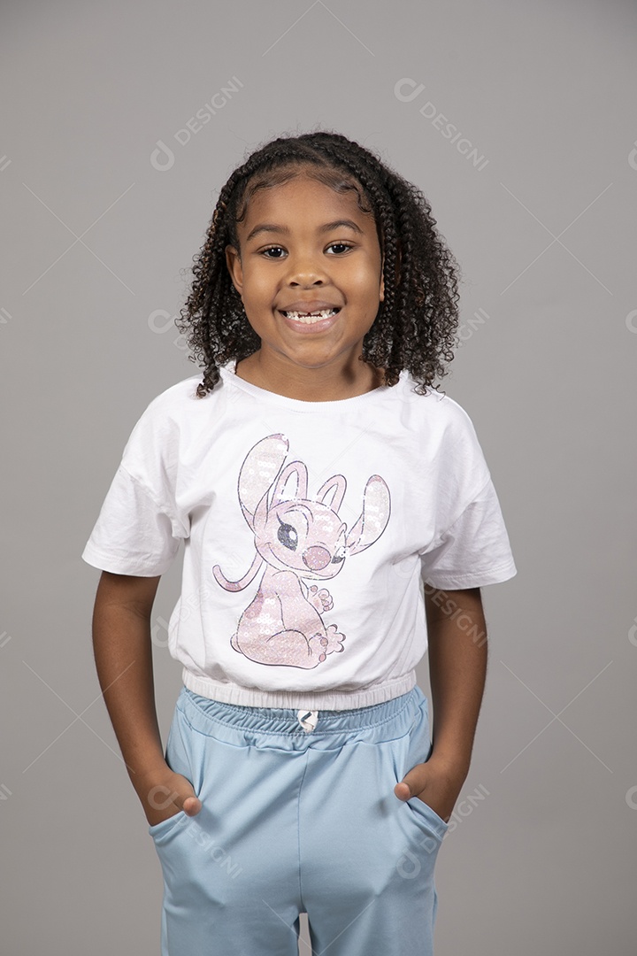 Linda garotinha sorridente sobre fundo isolado branco