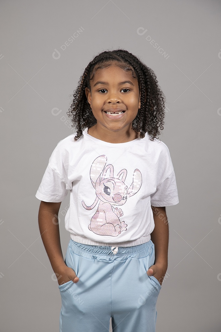 Linda garotinha sorridente sobre fundo isolado branco