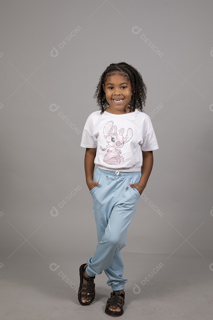 Linda garotinha sorridente sobre fundo isolado branco