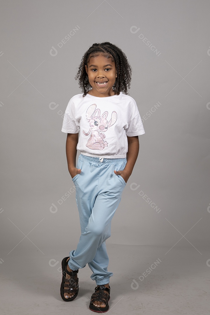 Linda garotinha sorridente sobre fundo isolado branco