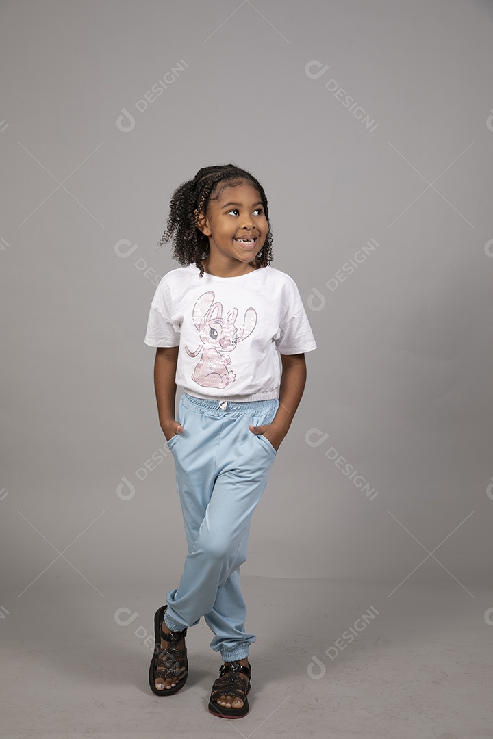 Linda garotinha sorridente sobre fundo isolado branco