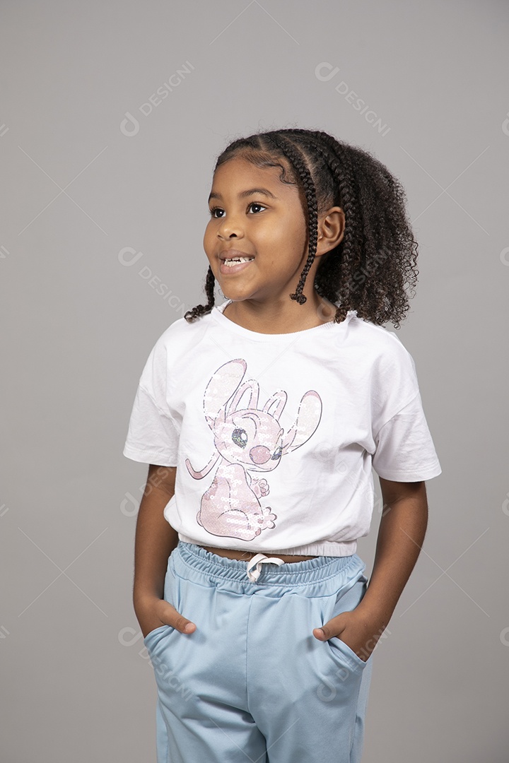 Linda garotinha sorridente sobre fundo isolado branco