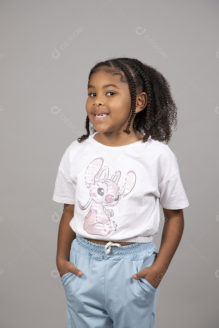 Linda garotinha sorridente sobre fundo isolado branco