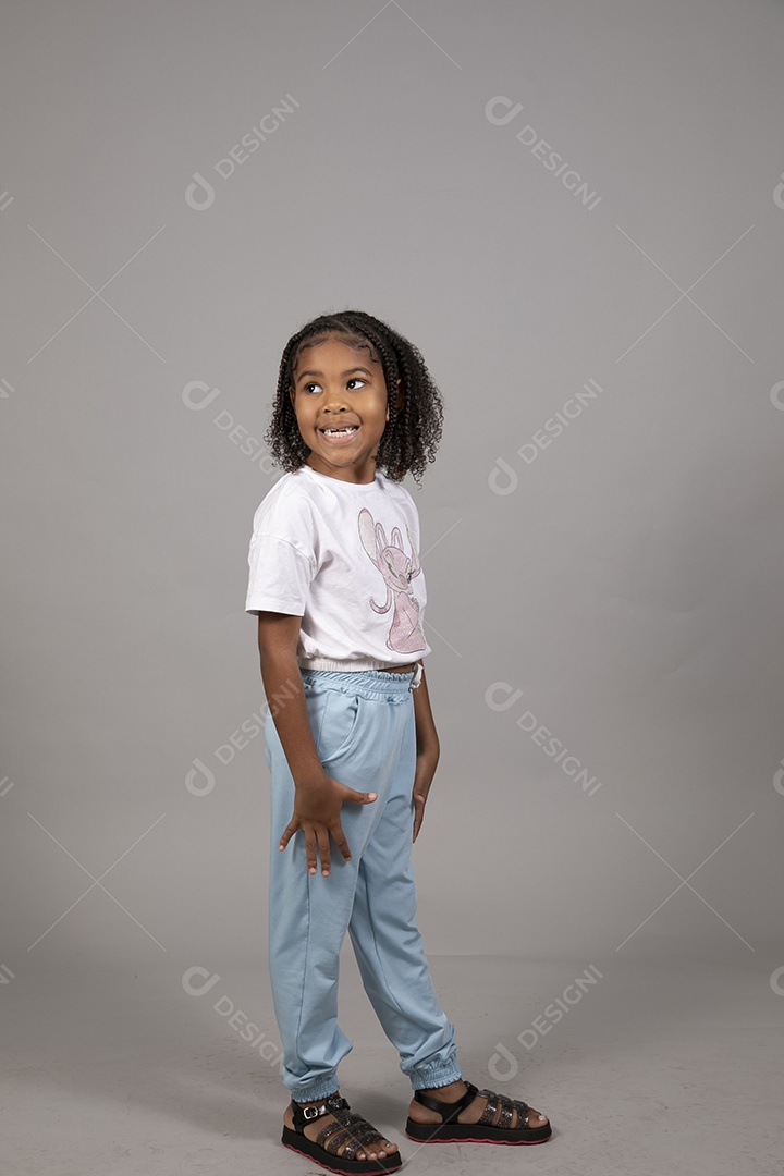 Linda garotinha sorridente sobre fundo isolado branco