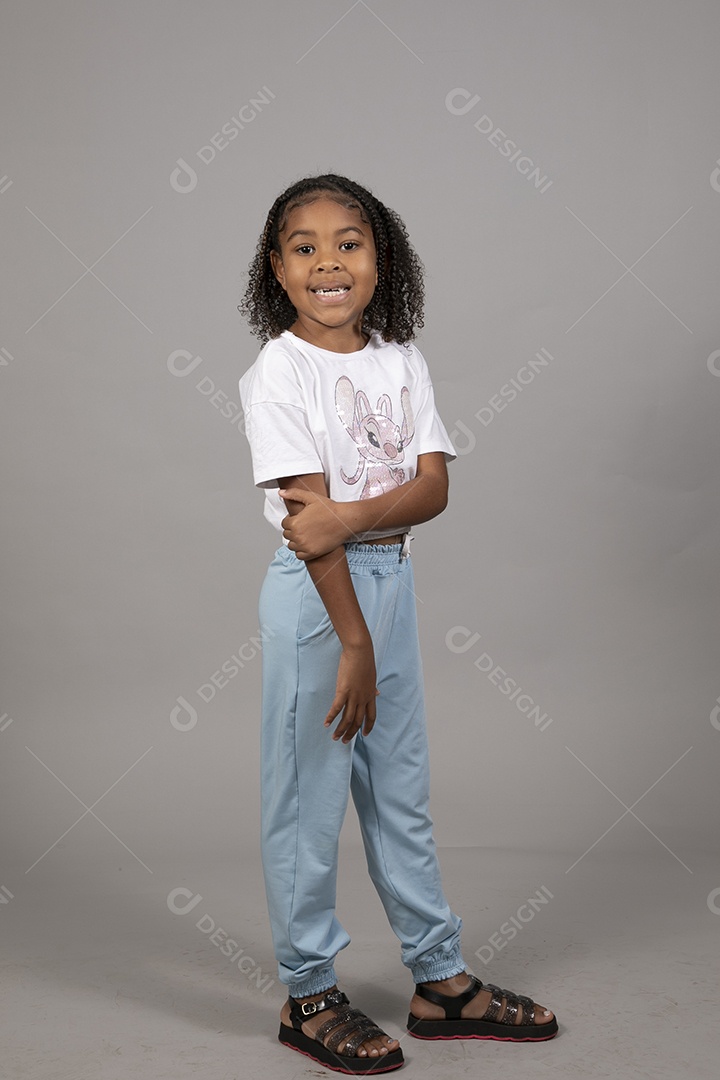 Linda garotinha sorridente sobre fundo isolado branco