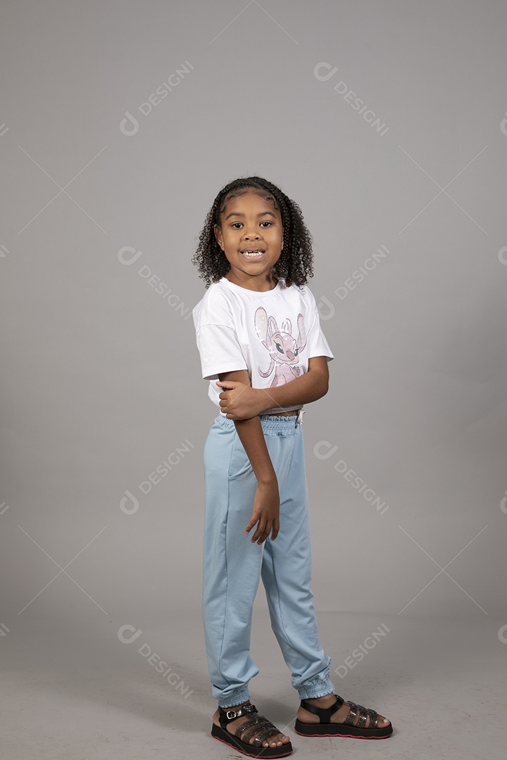 Linda garotinha sorridente sobre fundo isolado branco
