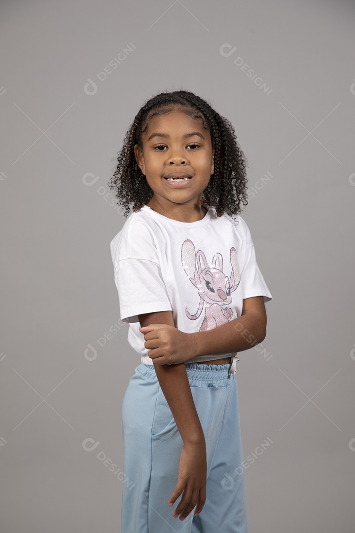 Linda garotinha sobre fundo isolado branco