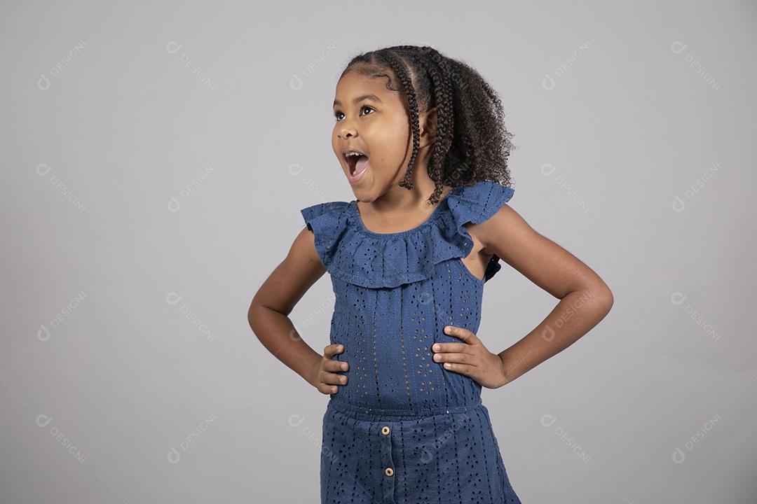Linda garotinha sorridente sobre fundo isolado branco