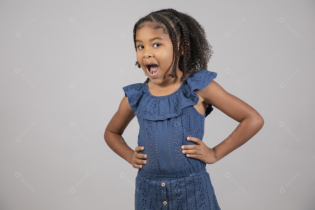 Linda garotinha sorridente sobre fundo isolado branco
