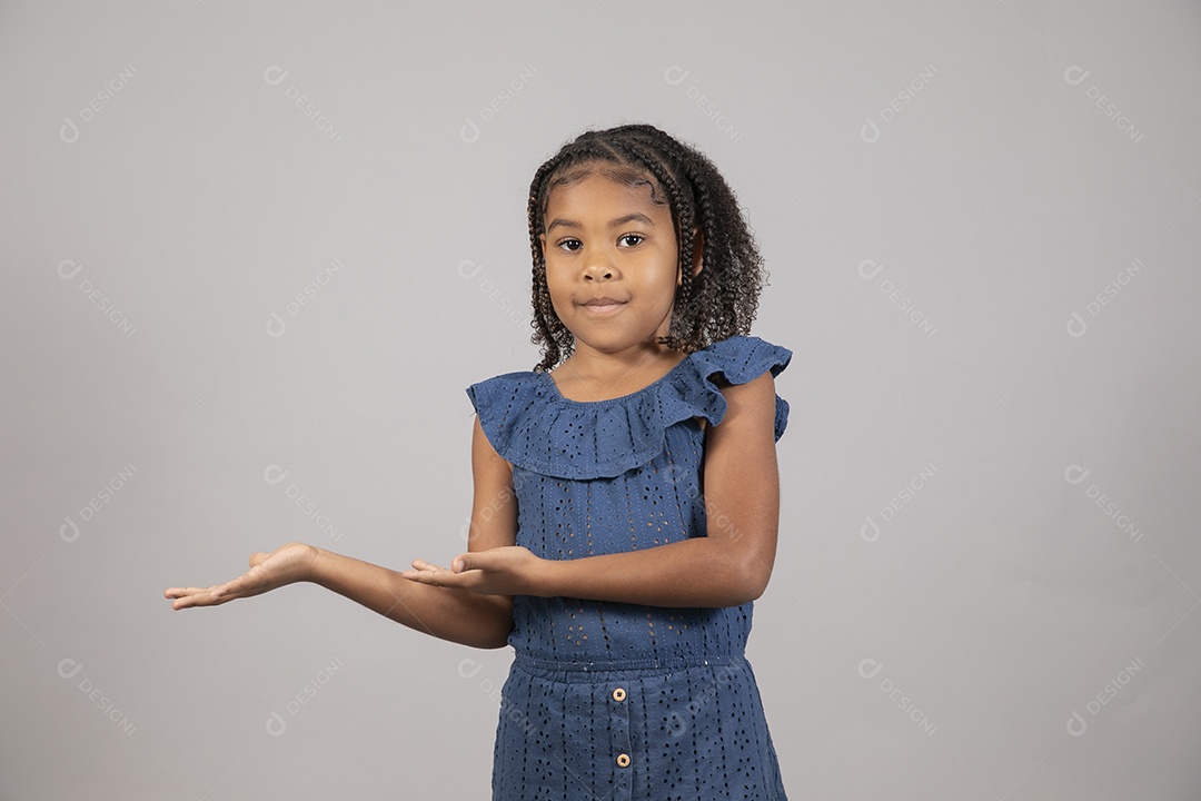Linda garotinha sorridente sobre fundo isolado branco