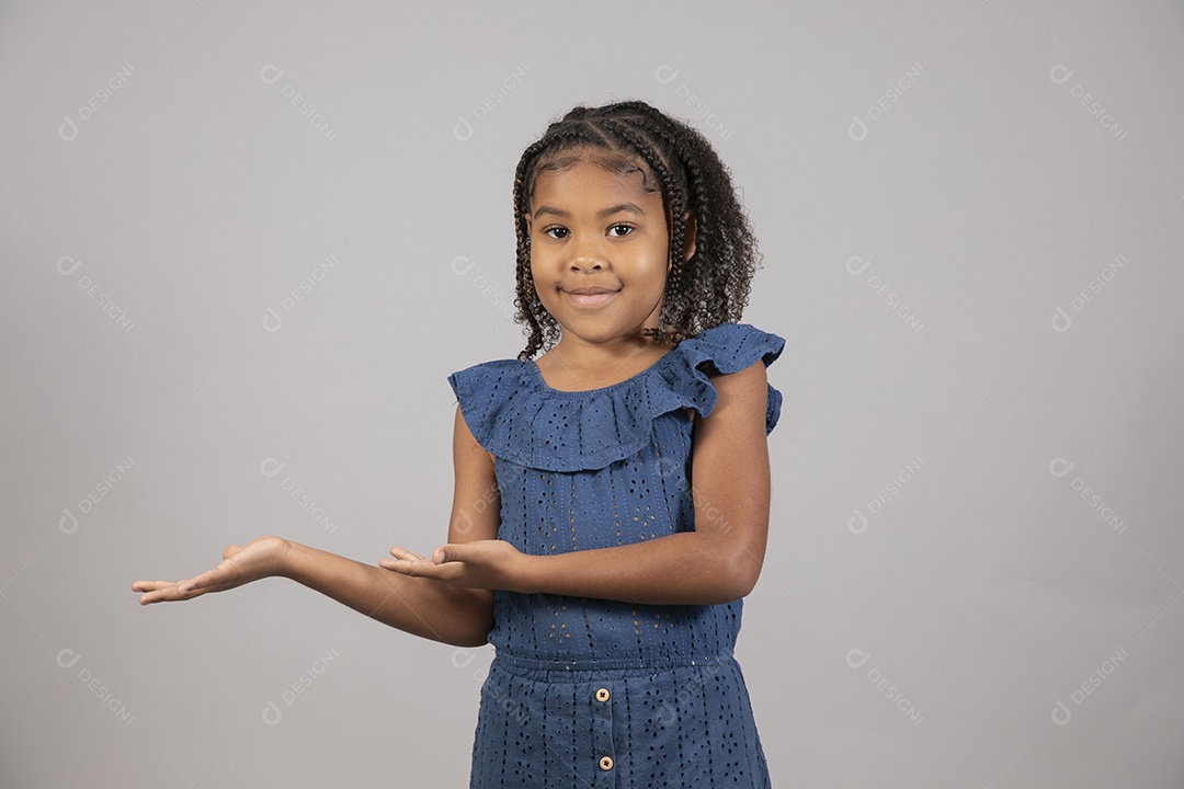 Linda garotinha sorridente sobre fundo isolado branco