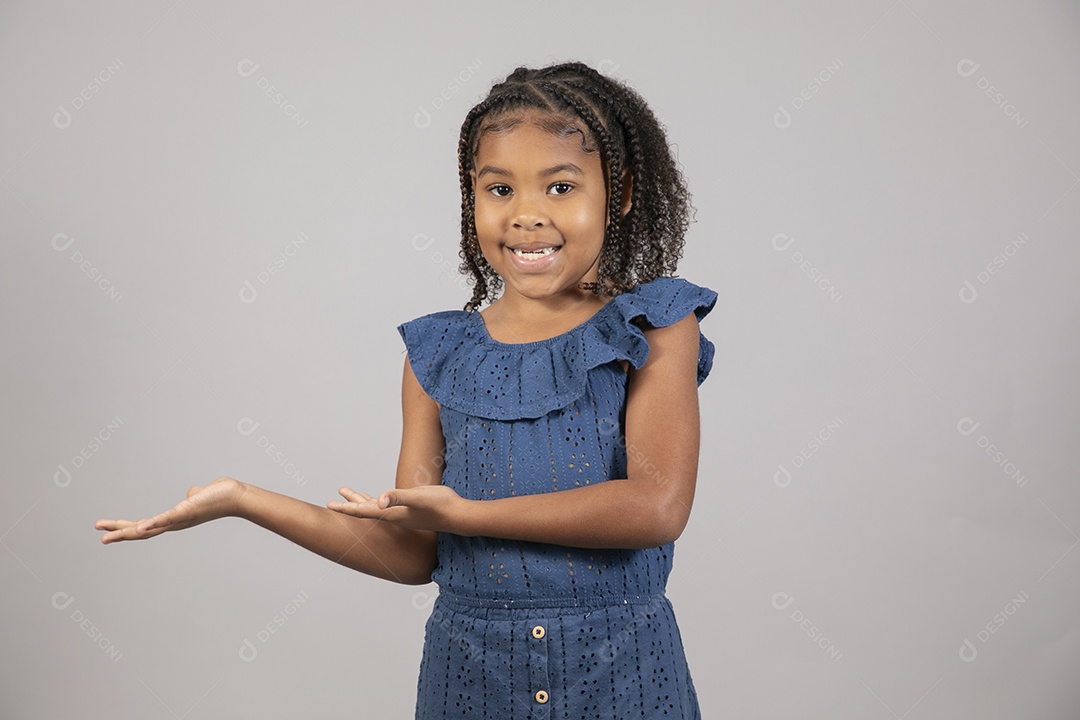 Linda garotinha sorridente sobre fundo isolado branco