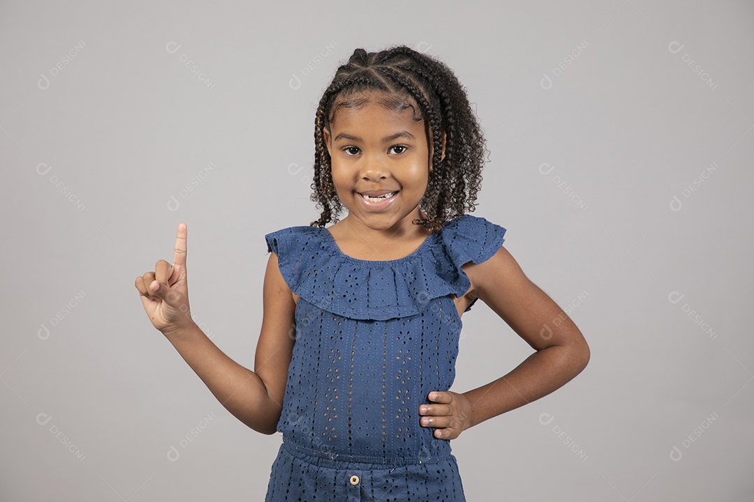 Linda garotinha sorridente sobre fundo isolado branco