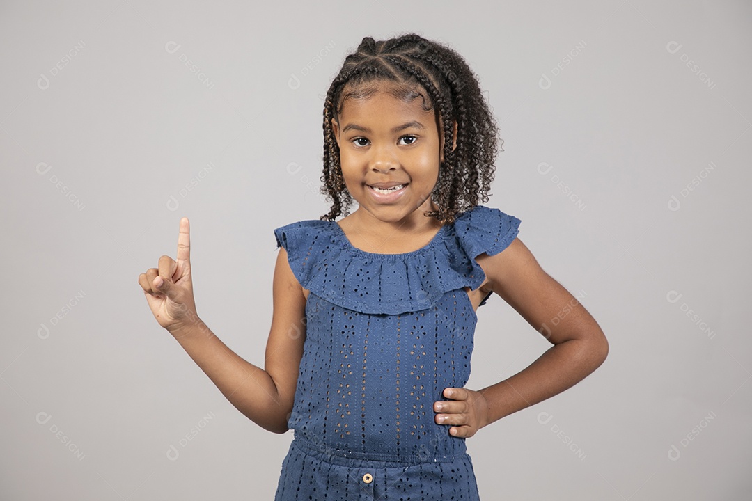 Linda garotinha sorridente sobre fundo isolado branco