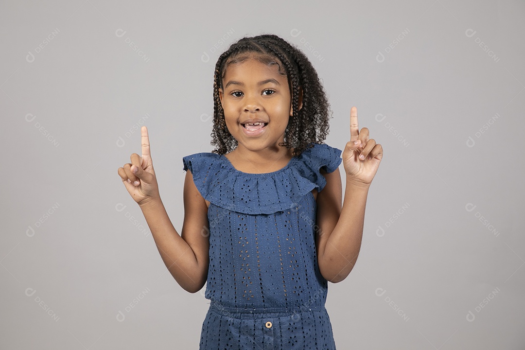 Linda garotinha sorridente sobre fundo isolado branco