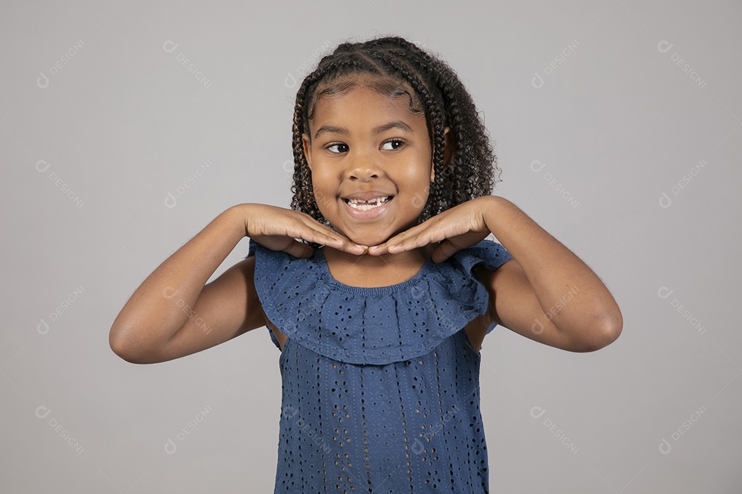Linda garotinha sorridente sobre fundo isolado branco