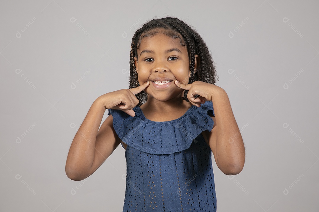 Linda garotinha sorridente sobre fundo isolado branco