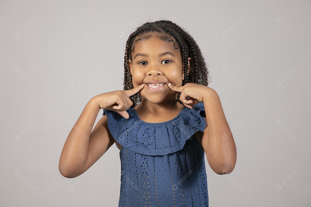 Linda garotinha sorridente sobre fundo isolado branco