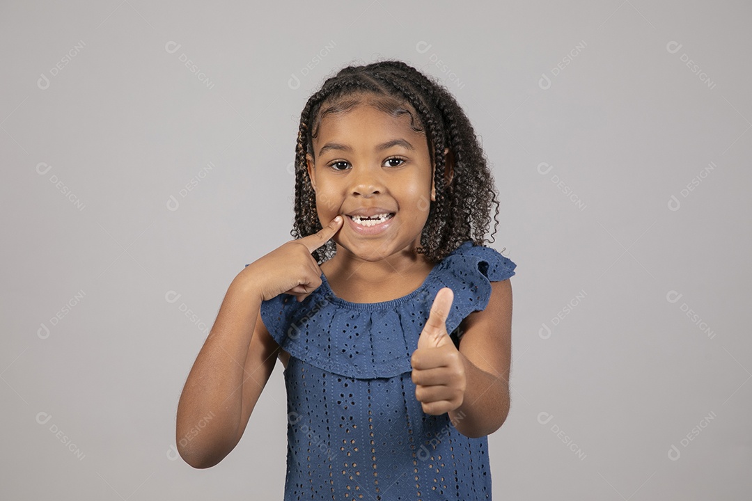 Linda garotinha sorridente sobre fundo isolado branco