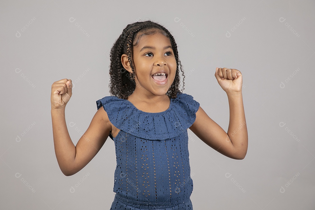 Linda garotinha sorridente sobre fundo isolado branco