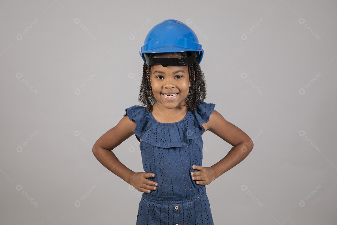 Linda garotinha usando capacete de segurança e óculos sobre fundo isolado branco