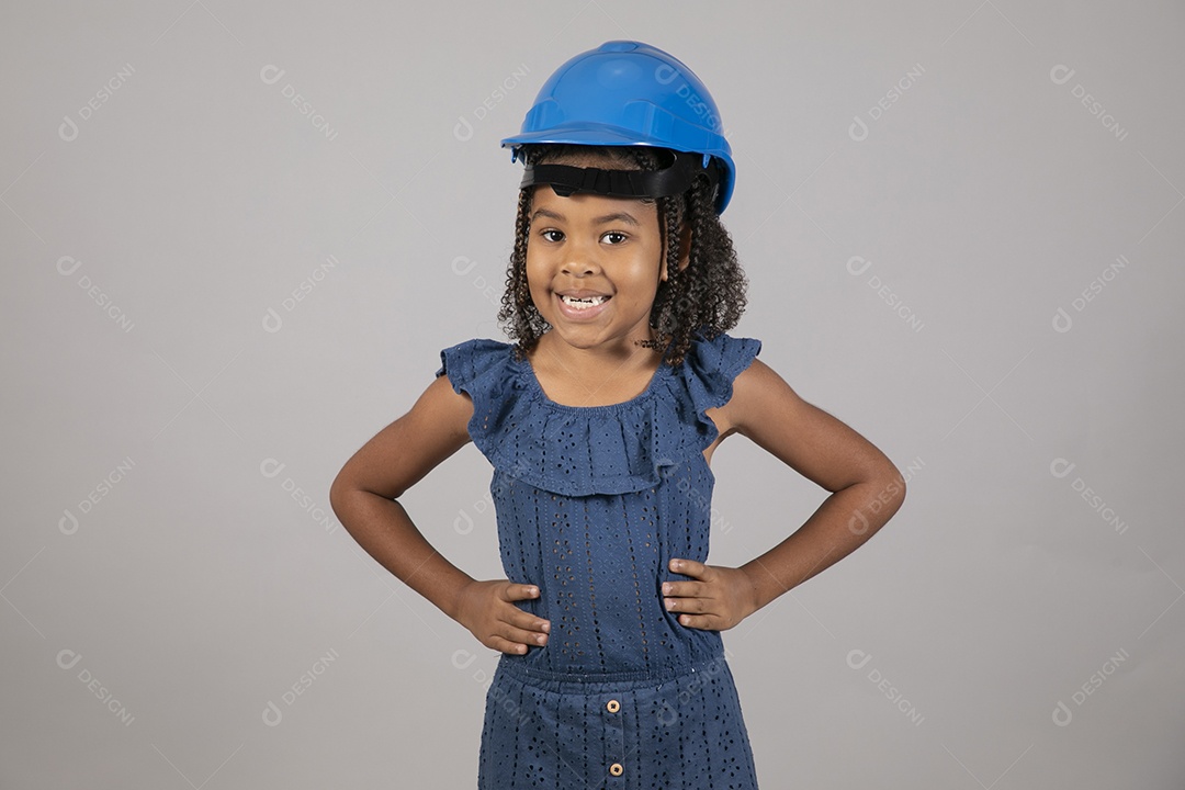 Linda garotinha usando capacete de segurança e óculos sobre fundo isolado branco