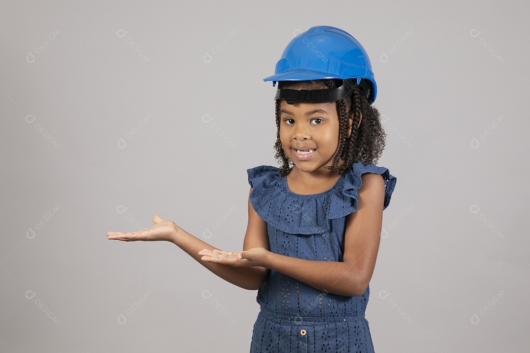 Linda garotinha usando capacete de segurança e óculos sobre fundo isolado branco