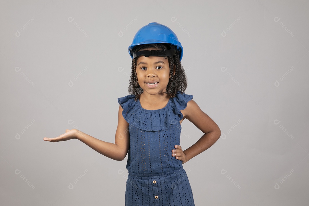 Linda garotinha usando capacete de segurança e óculos sobre fundo isolado branco