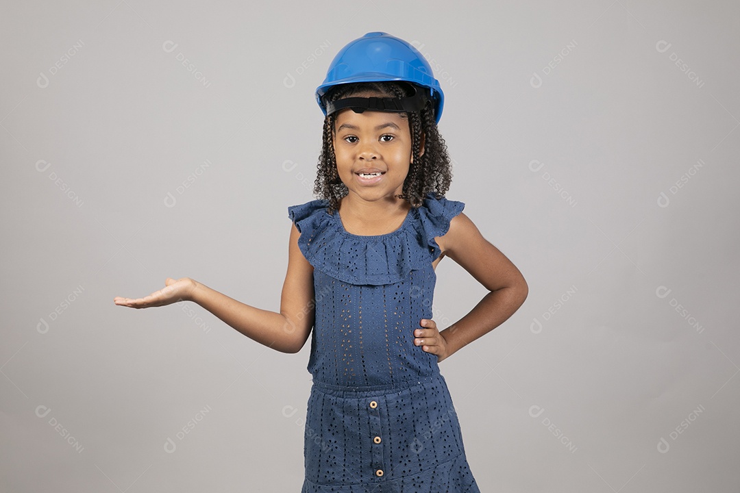Linda garotinha usando capacete de segurança e óculos sobre fundo isolado branco