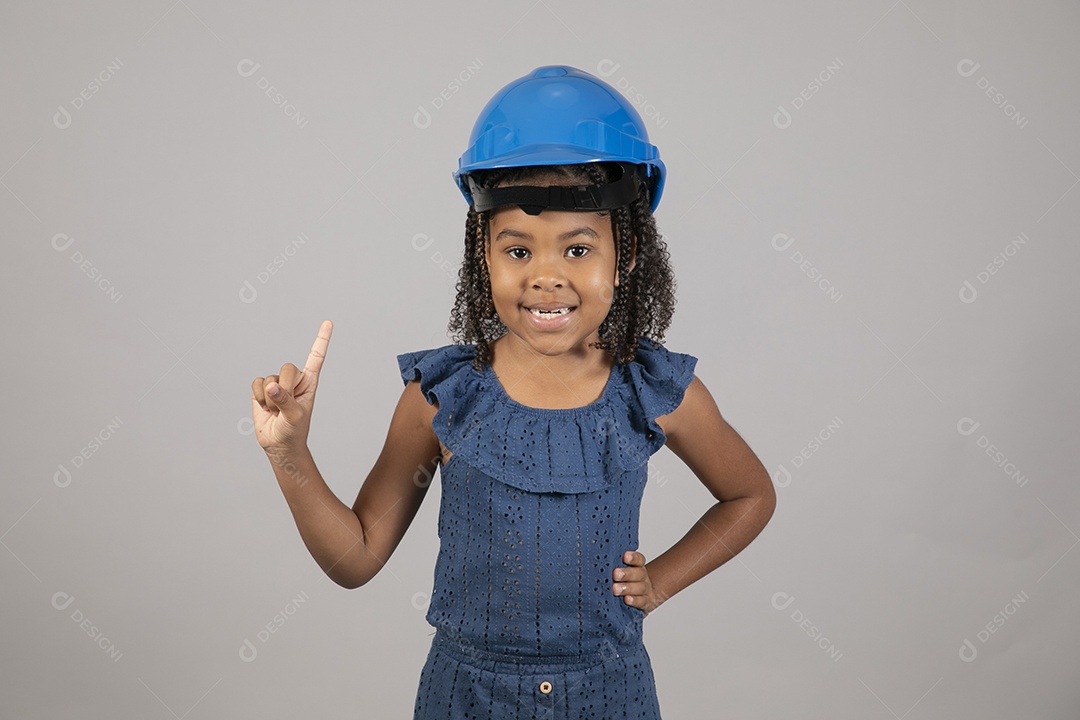 Linda garotinha usando capacete de segurança e óculos sobre fundo isolado branco