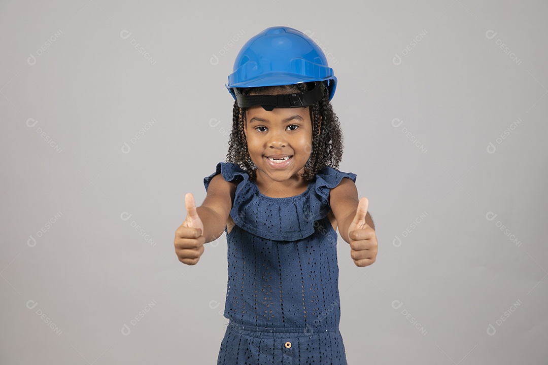 Linda garotinha usando capacete de segurança e óculos sobre fundo isolado branco