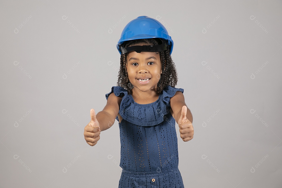 Linda garotinha usando capacete de segurança e óculos sobre fundo isolado branco