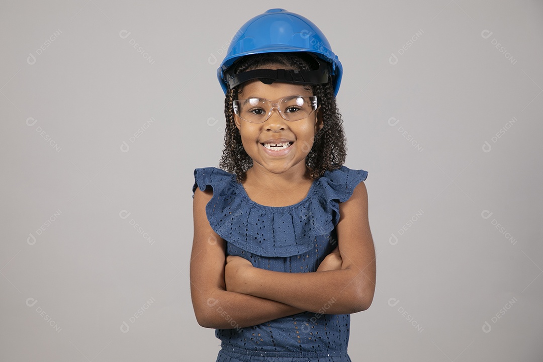 Linda garotinha usando capacete de segurança e óculos sobre fundo isolado branco