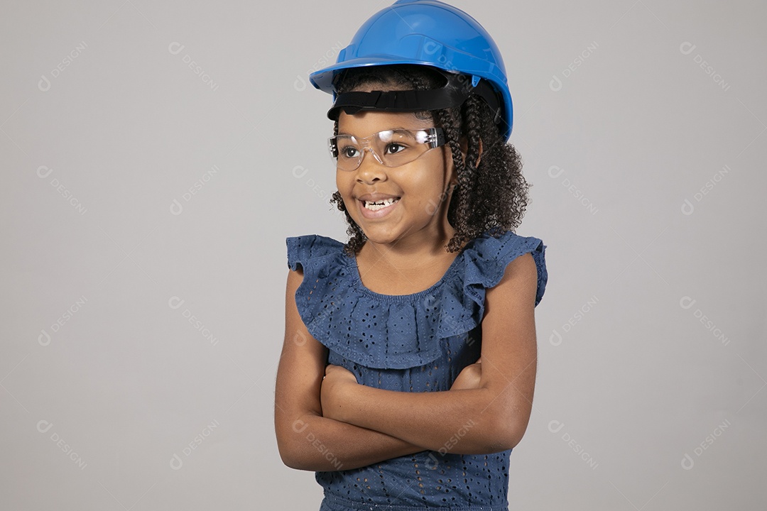 Linda garotinha usando capacete de segurança e óculos sobre fundo isolado branco
