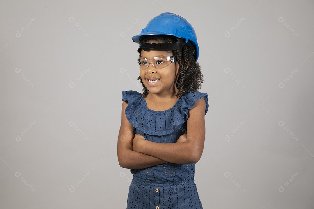 Linda garotinha usando capacete de segurança e óculos sobre fundo isolado branco