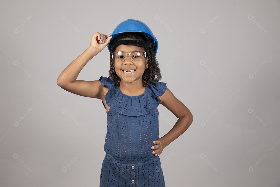 Linda garotinha usando capacete de segurança e óculos sobre fundo isolado branco