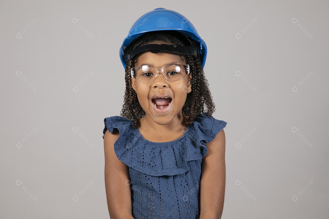 Linda garotinha usando capacete de segurança e óculos sobre fundo isolado branco