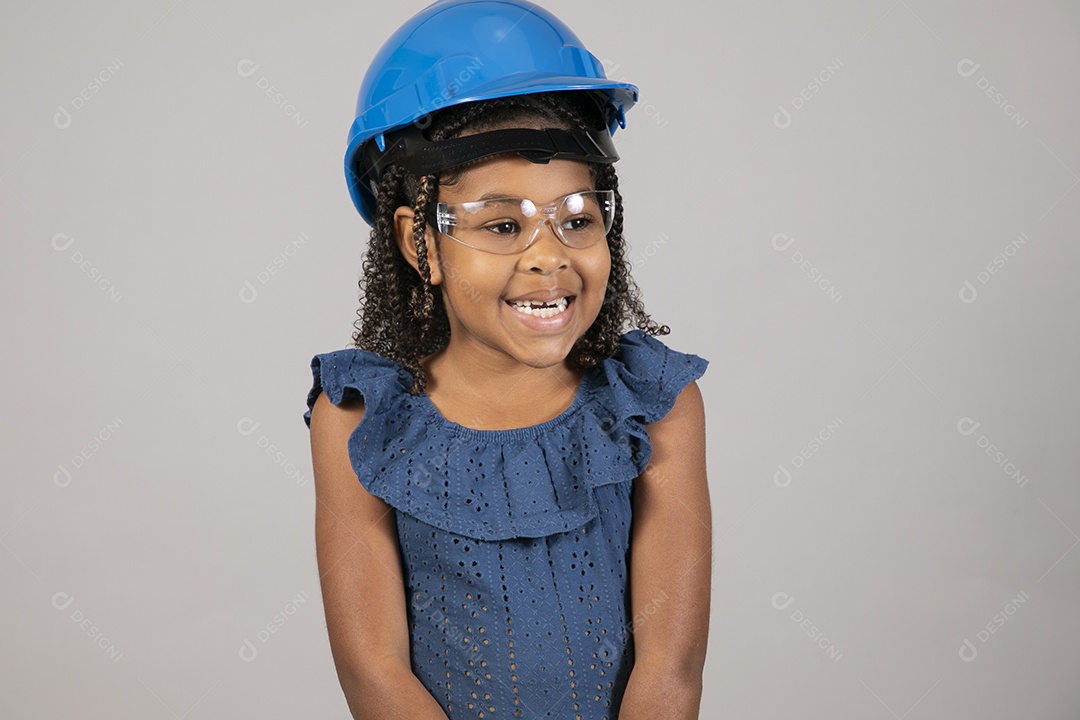 Linda garotinha usando capacete de segurança e óculos sobre fundo isolado branco