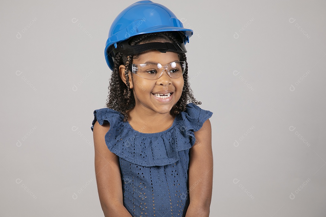 Linda garotinha usando capacete de segurança e óculos sobre fundo isolado branco