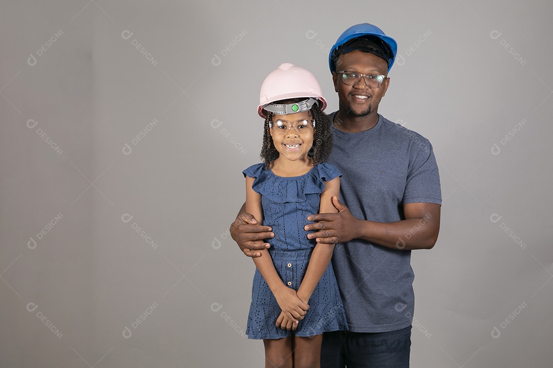 Lindo pai ao lado de sua filha felizes usando capacete de segurança fundo isolado branco