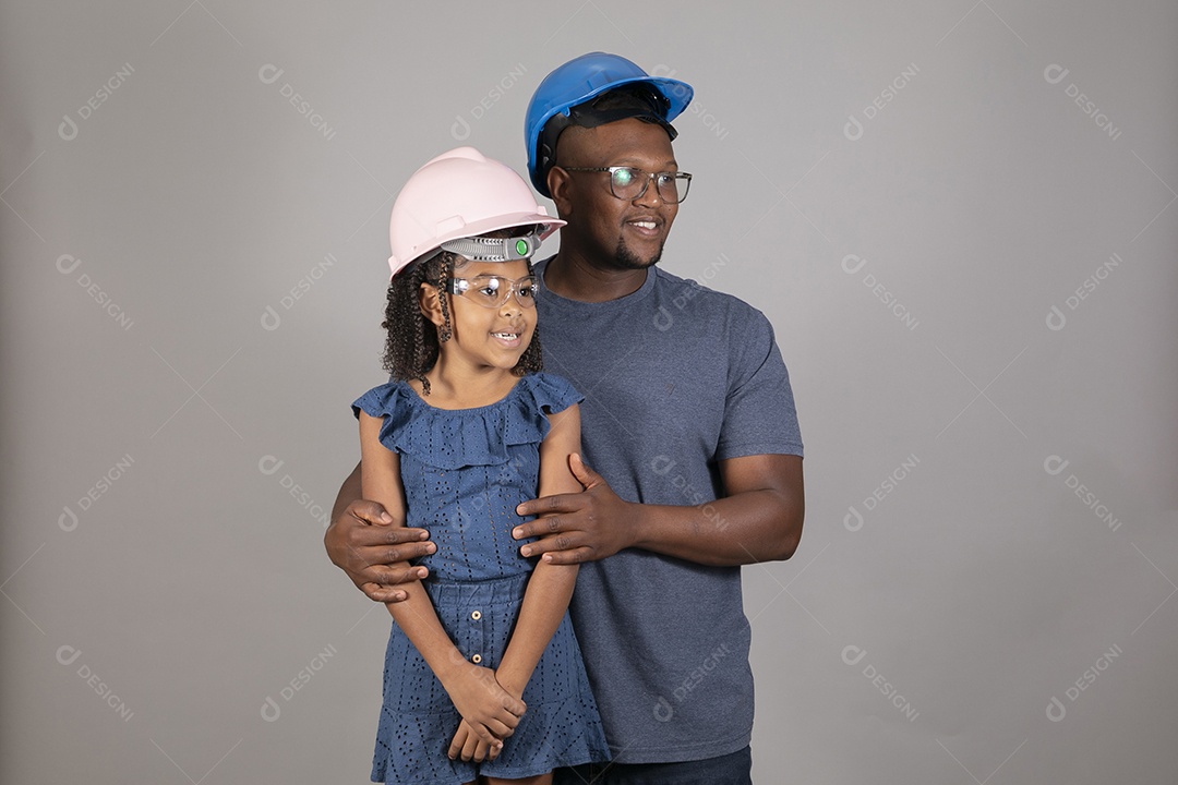 Lindo pai ao lado de sua filha felizes usando capacete de segurança fundo isolado branco