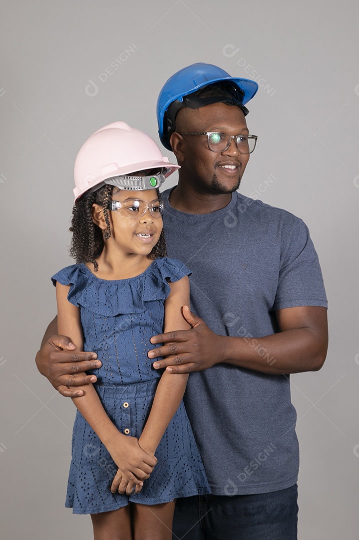 Lindo pai ao lado de sua filha felizes usando capacete de segurança fundo isolado branco