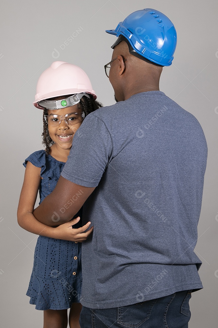 Lindo pai ao lado de sua filha felizes usando capacete de segurança fundo isolado branco