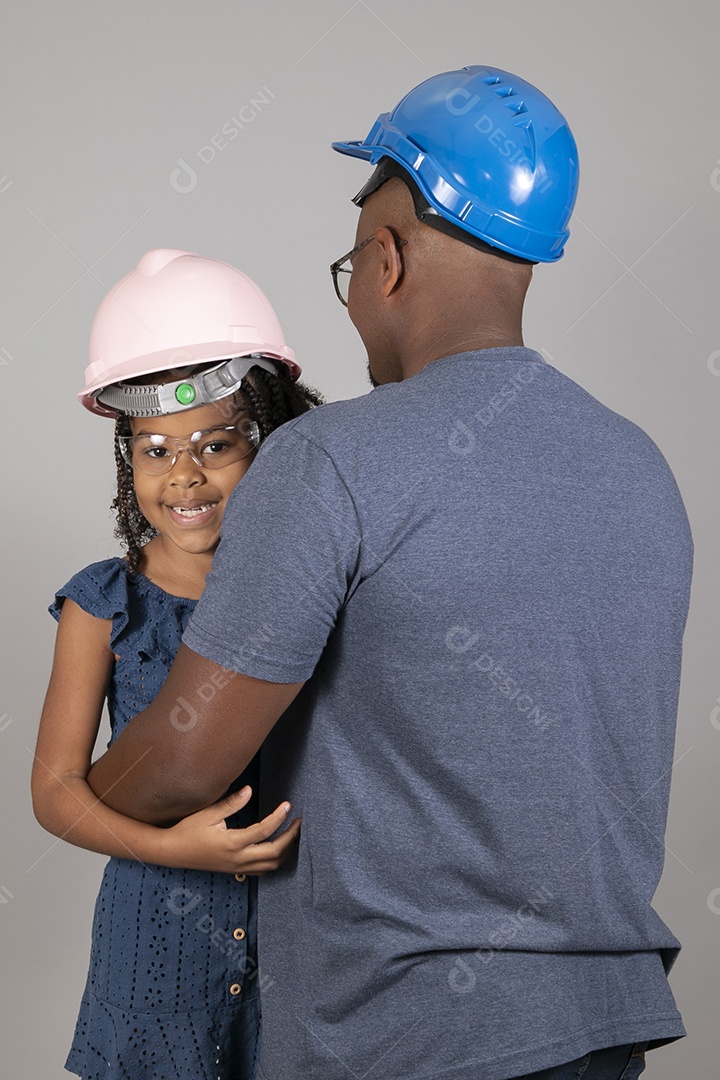 Lindo pai ao lado de sua filha felizes usando capacete de segurança fundo isolado branco