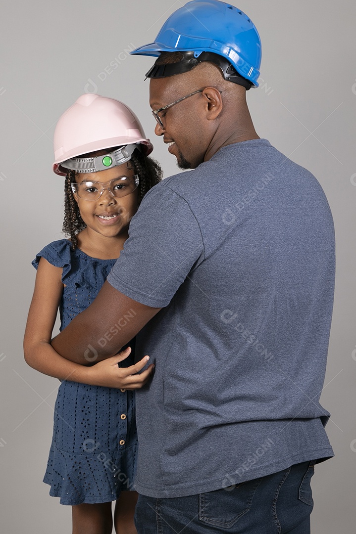 Lindo pai ao lado de sua filha felizes usando capacete de segurança fundo isolado branco