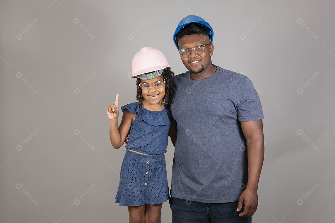 Lindo pai ao lado de sua filha felizes usando capacete de segurança fundo isolado branco